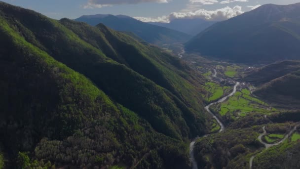 Dron Cinematográfico Mueve Sobre Río Sinuoso Campos Terrazas Hacia Pueblo — Vídeo de stock