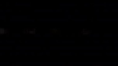 Konut binaları, terracotta çatıları, ön planda ağaçlar ve uzak tepeleri olan yoğun bir kentsel alanın penceresinden manzarayı izleyin. Nis, Sırbistan