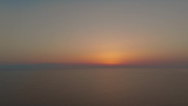 Drone Registrerar Solnedgången Över Havet Med Klar Himmel Och Minimal — Stockvideo