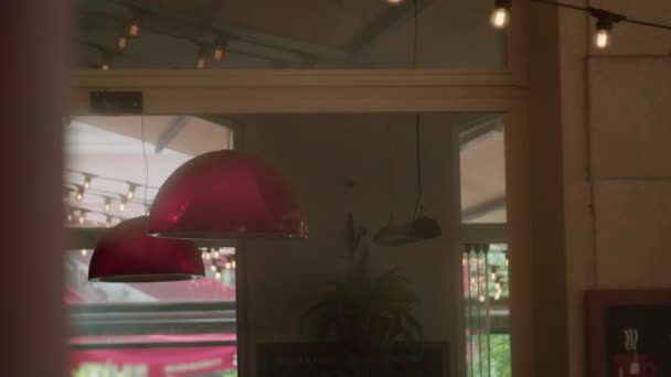 Kırmızı Kolye Lambalı Bir Kafenin Içi Pencereden Görünen Bir Sis — Stok video
