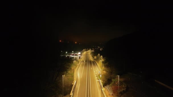 Drone Está Avançando Longo Uma Estrada Iluminada Noite Por Luzes — Vídeo de Stock