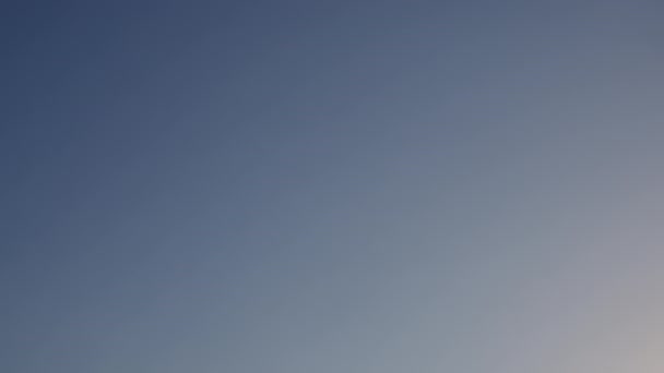 青空の背景に飛行機で撮影した赤い印が付いた商用航空機の低角度の景色 — ストック動画