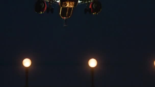 飛行機が近づいており 着陸装置が配備され 滑走路ライトが見える 夜空の背景 — ストック動画