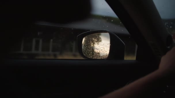 Внутри Автомобиля Дом Деревья Отражаются Боковом Зеркале Капельками Дождя Рука — стоковое видео