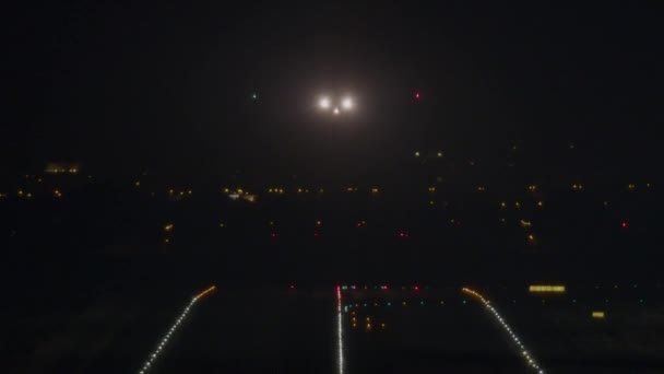 飛行機はランウェイライトと整列し 夜間に明るい空港に着陸する準備 — ストック動画