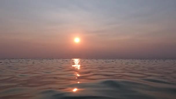 Närbild Ett Lugnt Hav Vid Solnedgången Med Reflektion Solen Släppa — Stockvideo