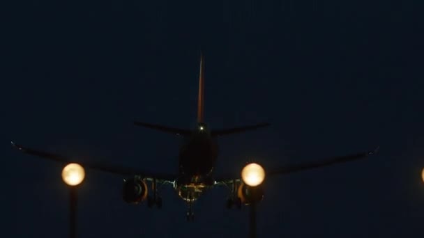 着陸のための直接的なアプローチで捕獲された航空機は 夜の空に向かって着陸ライトを示し 翼先の下流の目に見え ナビゲーションライトで — ストック動画