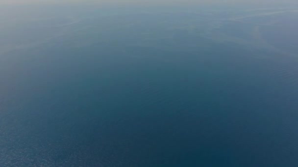 Передвижной Дрон Захватывает Открытые Океанские Воды Вариациями Синих Оттенков — стоковое видео