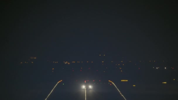 Bir Uçak Gece Kalkışı Sırasında Işıklarla Kaplı Bir Pistten Kanat — Stok video