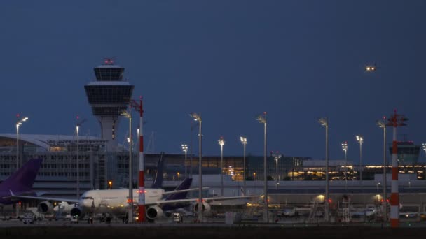 Aeropuerto Nocturno Con Avión Aproximación Torre Control Está Iluminada Varios — Vídeo de stock