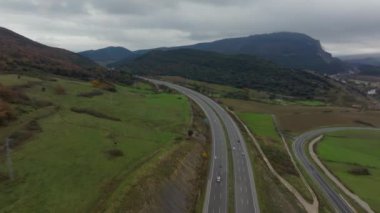 İnsansız hava aracı İspanya 'daki Bask Ülkesi' nin tepelerini ele geçirerek ileri uçuyor.
