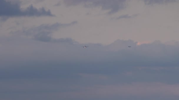 Uçak Farklı Yüksekliklerde Uçuyor Arkaplanda Yumuşak Bir Alacakaranlık Gökyüzü Dağınık — Stok video