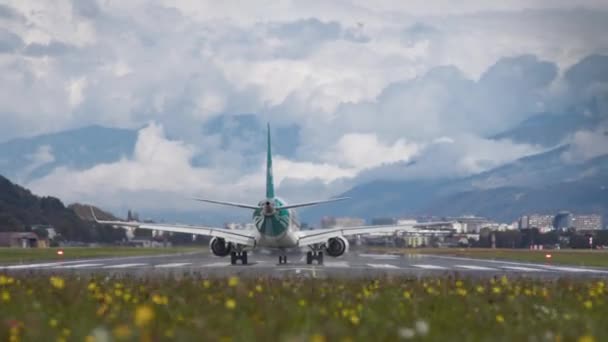 Uçak Kalkış Için Pistte Hızlanıyor Bulutlarla Kaplı Dağların Arkasına Doğru — Stok video