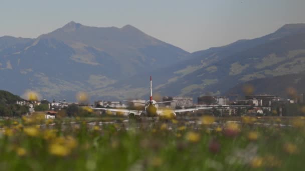 Uçak Pistte Hızlanıyor Dağların Arka Planına Doğru Kalkıyor Bulanık Sarı — Stok video