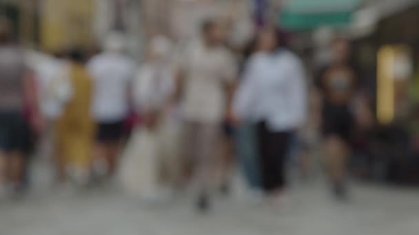 輝かしいイメージ 都市生活歩行者が街を通り抜ける — ストック動画