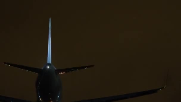 Niş Işıkları Açık Gece Gökyüzünün Altında Parlak Pist Işıklarıyla Çevrili — Stok video