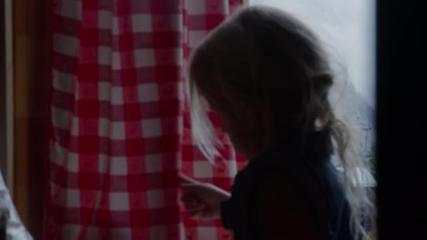 Une Jeune Fille Regarde Par Fenêtre Repoussant Rideau Carreaux Rouges — Video