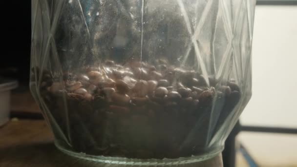 Vedere Prin Sticlă Măsură Boabele Cafea Cad Umplând Borcanul Așezat — Videoclip de stoc