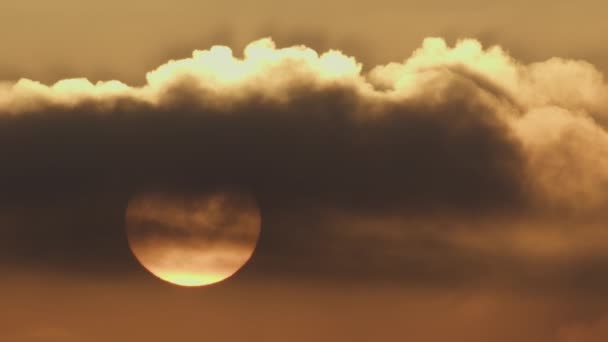 Soare Strălucitor Pete Întunecate Vizibile Parțial Ascuns Nori Amurg — Videoclip de stoc