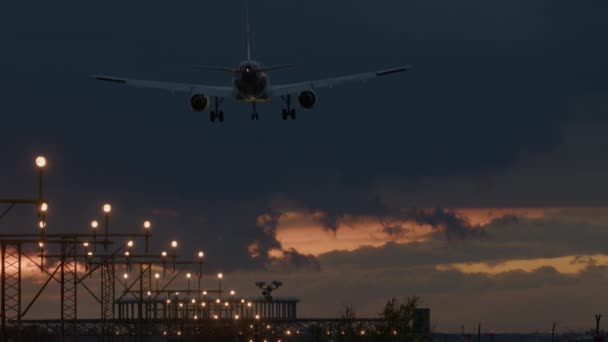Flygplan Med Landningsställ Utfällt Flyger Lågt Över Banljus Skymningen — Stockvideo