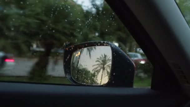 Pohled Zevnitř Vozu Kapky Deště Okno Zadní Světla Projíždějícího Auta — Stock video