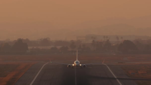 Pesawat Dipercepat Landasan Pacu Dengan Lift Terhadap Latar Belakang Malam — Stok Video