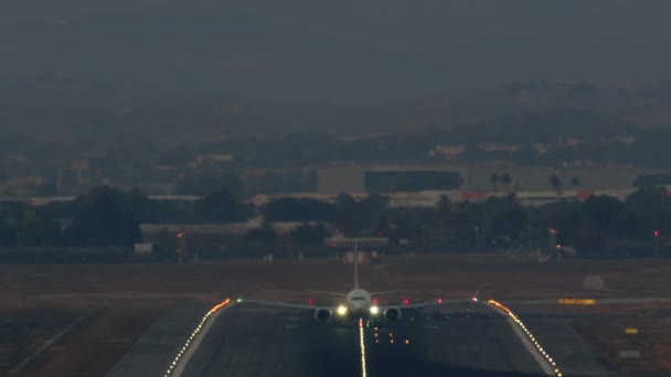 Самолет Взлетает Огни Аэропорта Показывают Ему Путь — стоковое видео