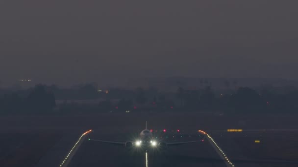 Alkonyatkor Felszálló Repülőgép Felkapcsolt Navigációs Lámpával Kifutópályáról — Stock videók