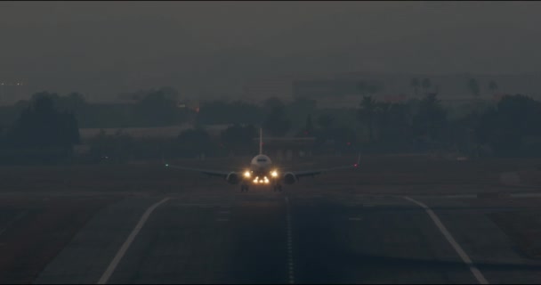 Uçak Iniş Işıkları Alacakaranlıkta Açıkken Piste Indi Ağır Çekimde — Stok video