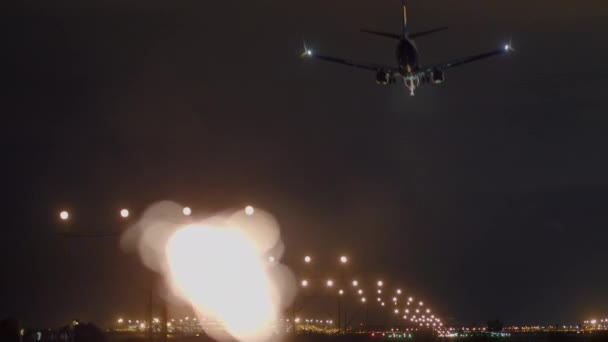 Primeiro Plano Sparkler Está Fora Foco Como Avião Pousa Fundo — Vídeo de Stock