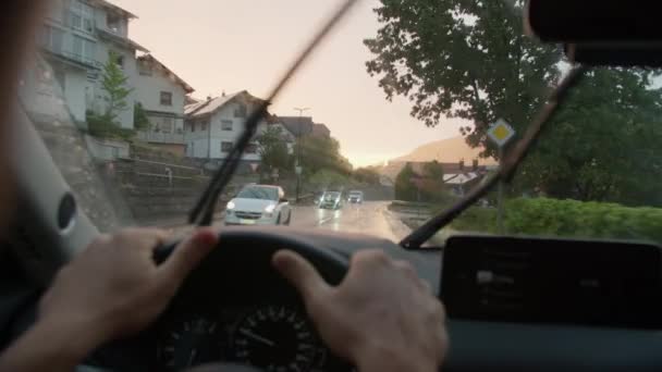 Der Fahrer Blickt Von Innen Auf Ein Auto Mit Den — Stockvideo