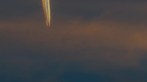 Gün Batımında Gökyüzünde Yüksek Irtifada Uçan Bir Uçak Turuncu Renkli — Stok video