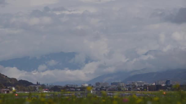 Avión Despega Sobre Paisaje Urbano Con Edificios Distintos Zonas Verdes — Vídeos de Stock