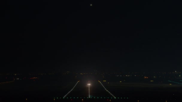 Farklı Uçuş Safhalarında Iki Uçak Biri Iniş Işıkları Açık Diğeri — Stok video