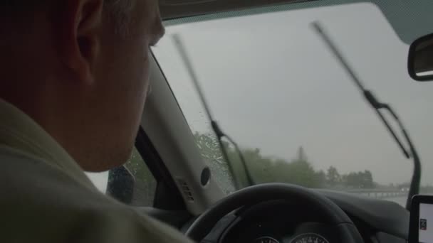 Mężczyzna Pije Kawę Jednorazowego Kubka Podczas Jazdy Samochodem Wycieraczki Włączone — Wideo stockowe