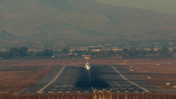 Літак Злітає Злітно Посадкової Смуги Гірською Місцевістю Задньому Плані — стокове відео