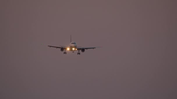 Légi Jármű Elülső Nézete Felkapcsolt Leszállólámpával Utolsó Megközelítés Során Alkonyat — Stock videók