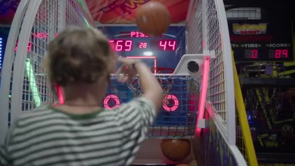 Ребенок Полосатой Рубашке Играет Аркадный Баскетбол Стреляя Мячом Обруч Цифровым — стоковое видео