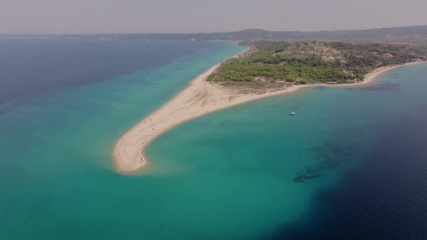 ドローンは ギリシャのハレキキのポシディ岬の砂浜の上を移動し 目に見える傘で — ストック動画