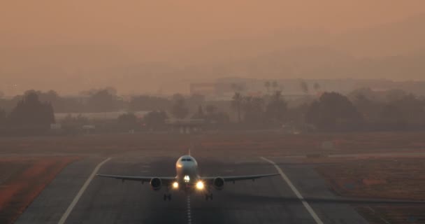 Avião Com Faróis Luzes Ponta Asa Descola Pista Crepúsculo — Vídeo de Stock