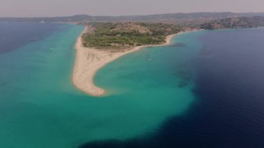 İnsansız hava aracı, Yunanistan 'ın Halkidiki kentindeki Possidi Burnu' nun kumlu tükürüğünde ilerliyor ve Ege Denizi ile turkuaz sularının birleşmesini gözler önüne seriyor.