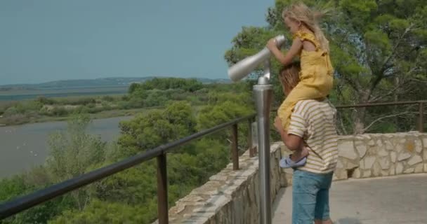 Chłopiec Pasiastej Koszuli Podnosi Dziewczynę Żółtej Sukience Ramiona Aby Mogła — Wideo stockowe