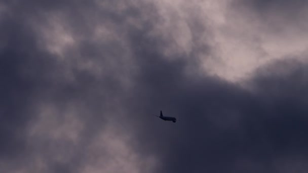 Dönüşün Ortasında Yakalanan Uçak Yoğun Bulut Örtüsüne Doğru Uçarken Değişken — Stok video