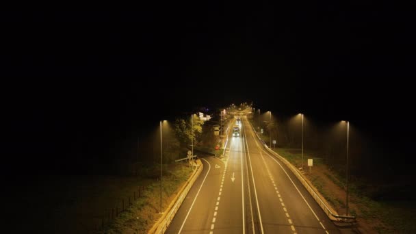 Φορτηγά Που Οδηγούν Κατά Μήκος Φωτισμένου Δρόμου Της Πόλης Νύχτα — Αρχείο Βίντεο