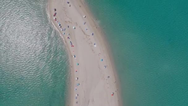 希腊Halkidiki的Possidi Cape的直接空中图像 显示了两岸都有人的狭长海滩 清澈的绿松石海 无人机向前移动时拍摄的图像 — 图库视频影像