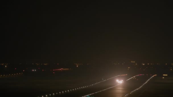 Een Vliegtuig Met Felle Koplampen Start Nachts Navigerend Langs Verlichte — Stockvideo