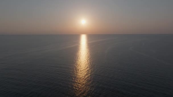 Drönaren Fångar Den Främre Rörelsen Över Vattnet Havet Vid Solnedgången — Stockvideo