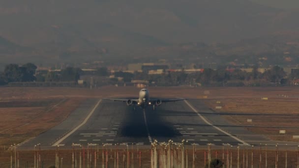 Repülőgép Nem Sokkal Felszállás Után Magasabbra Emelkedik Távolban Hegyek Láthatók — Stock videók