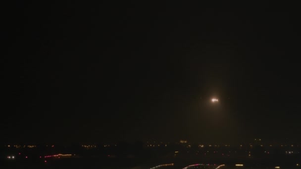 飛行機は夜の着陸のために来ます 滑走路ライトは暗闇でその降下を導きます — ストック動画