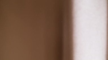 Güneş ışığıyla aydınlatılan toz parçacıklarının yavaş, sürüklenen hareketini yakına çekerek
